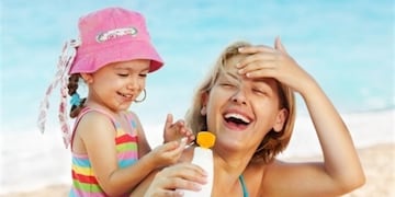 ¿Qué se coloca primero, el repelente o el protector solar?