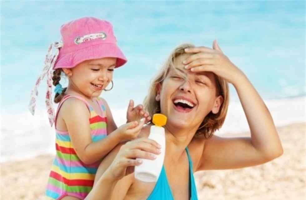 ¿Qué se debe colocar primero, el repelente o el protector solar?