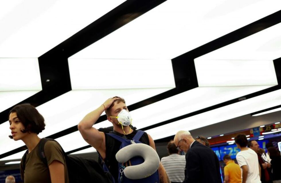 Evalúan cerrar Ezeiza y suspender todos los vuelos internacionales especiales