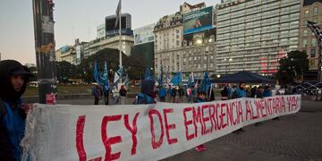 DYN200, BUENOS AIRES 26/07/2017, ORGANIZACIONES POLITICAS SE MANIFIESTAN ESTA MAÑANA FRENTE AL OBELISCO EN RECLAMO DE UNA EMERGENCIA ALIMENTARIA\u002E FOTO: DYN/ALBERTO RAGGIO\u002E