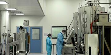 Scientists work at the mAbxience biosimilar monoclonal antibody laboratory plant in Garin, Buenos Aires province, on August 14, 2020, where an experimental coronavirus vaccine will be produced for Latin America\u002E - Argentina will manufacture while Mexico will pack and distribute in Latin America, except of Brazil, the vaccine against COVID-19 developed by the University of Oxford and the AstraZeneca laboratory\u002E (Photo by JUAN MABROMATA / AFP)