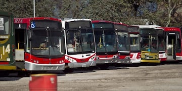 DYN209, CLAYPOLE 15/06/17, UN COLECTIVERO FUE ASESINADO DE UN BALAZO EN LAS ÚLTIMAS HORAS CUANDO FINALIZABA SU RECORRIDO EN LA LOCALIDAD BONAERENSE DE CLAYPOLE, PARTIDO DE ALMIRANTE BROWN, POR LO QUE LOS CHOFERES DE 62 LÍNEAS DE LA ZONA SUR DEL CONURBANO INICIARON UN PARO DE ACTIVIDADES HASTA LA MEDIANOCHE\u002E FOTO: DYN/ALBERTO RAGGIO\u002E claypole paro de colectivos tras el asesinato de colectivero linea 514 en claypole inseguridad homicidios asesinatos asesinato de carlos sanchez