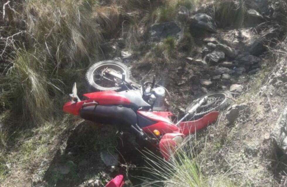 Cayeron a un barranco luego de perder el control de la moto