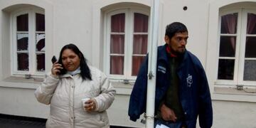 Hombre encadenado en la municipalidad