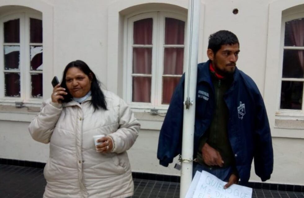 Hombre se encadenó en el Municipio porque le quitaron su programa