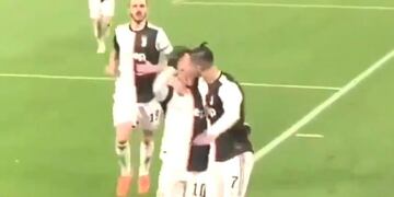 El beso accidental entre Cristiano Ronaldo y Paulo Dybala en el festejo del gol de la Juve\u002E