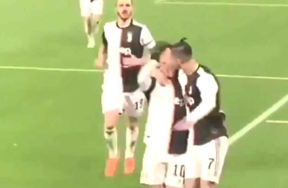 El beso accidental entre Dybala y Ronaldo que se volvió viral en redes