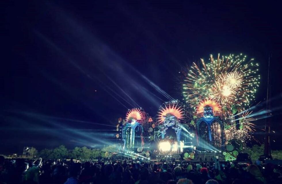 La Fiesta de Disfraces de Paraná comenzó con una impresionante puesta en escena