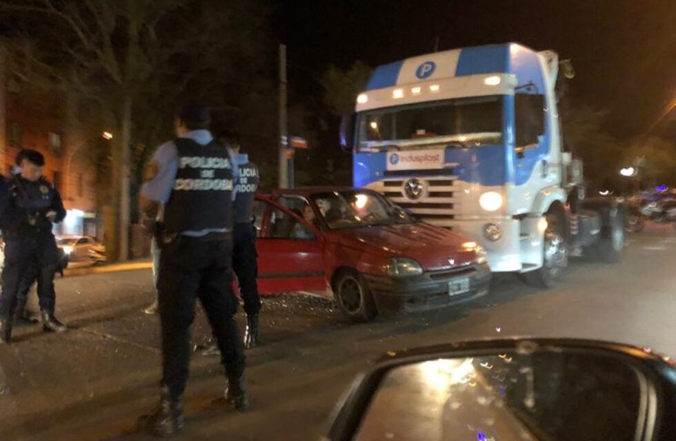 Una mujer herida tras un choque entre un camión y un auto en Carlos Paz