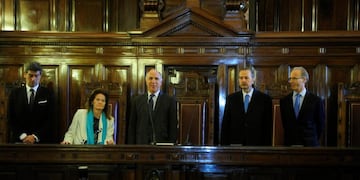 ARCHIVO - Los integrantes de la Corte Suprema de Justicia argentina el 22/08/2016 en Buenos Aires. El mu00e1ximo tribunal de Justicia argentino abriu00f3 el 03/05/2017 una nueva polu00e9mica acerca de lau00a0violencia polu00edtica de los au00f1os 70 y los cru00edmenesu00a0de lesa humanidad perpetrados durante la u00faltima dictadura (1976-1983) al beneficiar con una resoluciu00f3n a un represor condenado au00f1os atru00e1s.u00a0rn(Vinculado al texto de dpa