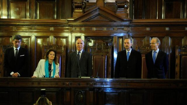 ARCHIVO - Los integrantes de la Corte Suprema de Justicia argentina el 22/08/2016 en Buenos Aires. El mu00e1ximo tribunal de Justicia argentino abriu00f3 el 03/05/2017 una nueva polu00e9mica acerca de lau00a0violencia polu00edtica de los au00f1os 70 y los cru00edmenesu00a0de lesa humanidad perpetrados durante la u00faltima dictadura (1976-1983) al beneficiar con una resoluciu00f3n a un represor condenado au00f1os atru00e1s.u00a0rn(Vinculado al texto de dpa