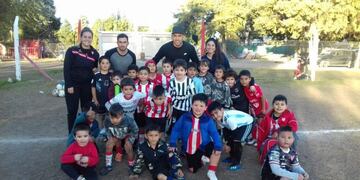 El delantero de Boca junto a Tato Canever, posando con los más pequeños de la Gloria\u002E