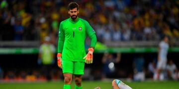 Argentina's Nicolas Otamendi (R) gestures on the ground near Brazil's goalkeeper Alisson during their Copa America football tournament semi-final match at the Mineirao Stadium in Belo Horizonte, Brazil, on July 2, 2019\u002E (Photo by Pedro UGARTE / AFP)