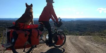 Sebastián y su perro NGurú unieron La Quiaca con Ushuaia\u002E (Facebook Rodar Tierra)