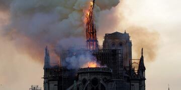 Incendio en Notre Dame: así caía la aguja central de la catedral\u002E (AFP)