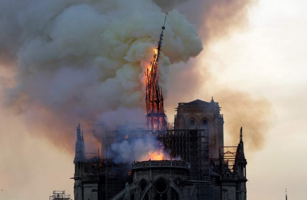 Incendio en Notre Dame: así caía la aguja central de la catedral