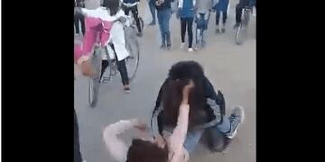 Las estudiantes se trenzaron en una brutal pelea a la salida de la escuela sanjuanina\u002E
