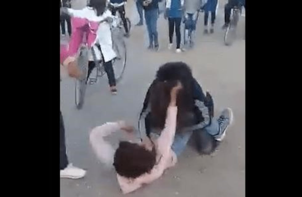 Video: filman a dos chicas a las piñas en la puerta de la escuela