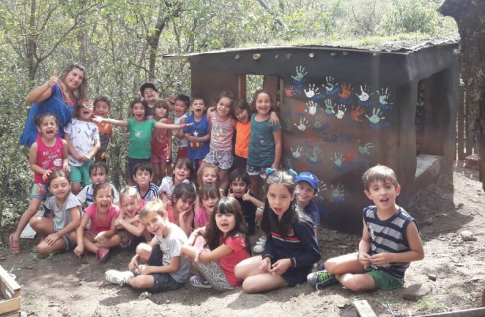 Alumnos de un jardín de Unquillo hicieron una casita ecológica con adobe y botellas pet