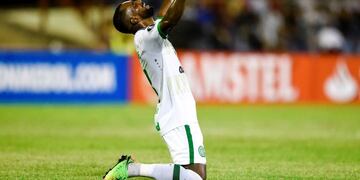 TOPSHOT - Brazilian Chapecoense Luiz Antonio celebrates after scoring a gaol against Venezuela's Zulia during their Copa Libertadores football match in Maracaibo, Venezuela on March 7, 2017. nChapecoense plays its first Libertadores Cup match with 22 new
