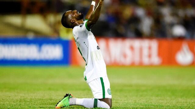 TOPSHOT - Brazilian Chapecoense Luiz Antonio celebrates after scoring a gaol against Venezuela's Zulia during their Copa Libertadores football match in Maracaibo, Venezuela on March 7, 2017. nChapecoense plays its first Libertadores Cup match with 22 new