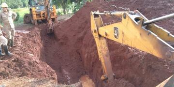 Pese a las lluvias, los técnicos intentan reparar el caño\u002E