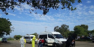 Vehículos del gobierno de Itapúa, Paraguay, en los que llegaron los repatriados desde Posadas a Encarnación\u002E (ABC Color)