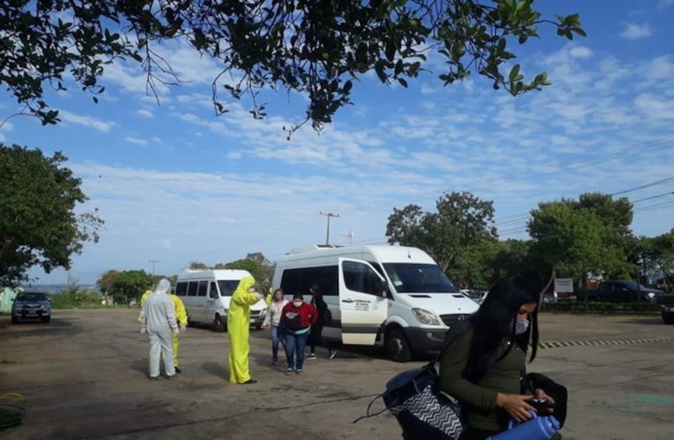 Regreso de paraguayos a Encarnación a través del puente internacional San Roque desde Posadas
