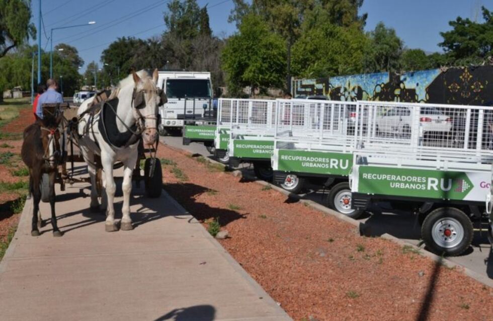 Carreteleros entregan sus caballos a cambio de motos en Godoy Cruz