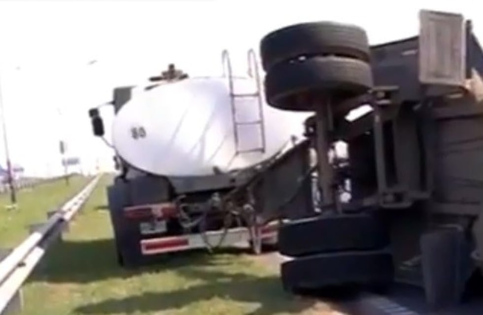 Caos vehicular en Circunvalación por el vuelco de un camión con fertilizante