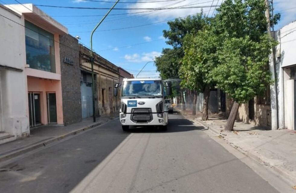 Prevención: adaptan camión para mejorar la desinfección de calles y veredas