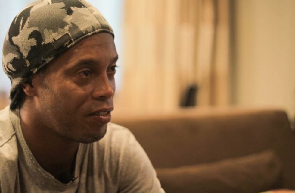 Ronaldinho cumple 40 años y lo festeja en la cárcel