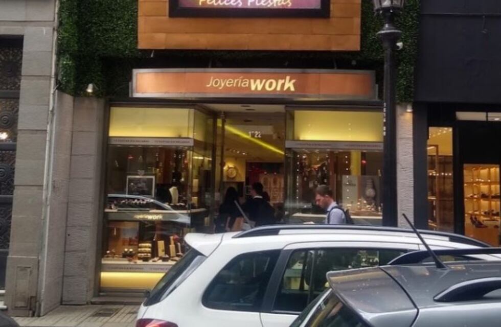 Robo y corridas en una joyería en pleno Paseo del Siglo