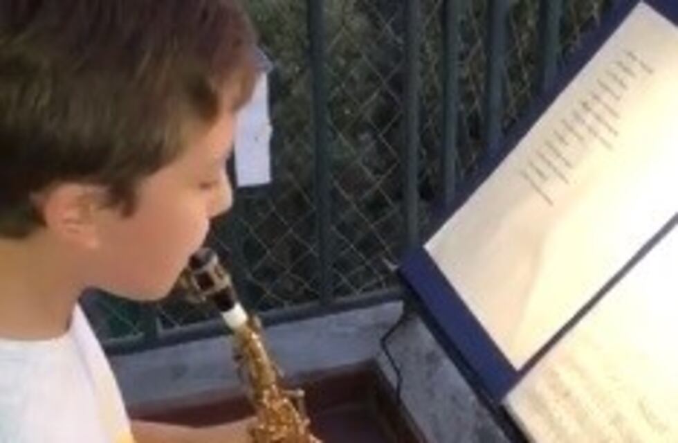 En plena cuarentena, un niño interpretó el himno con su flauta desde el balcón