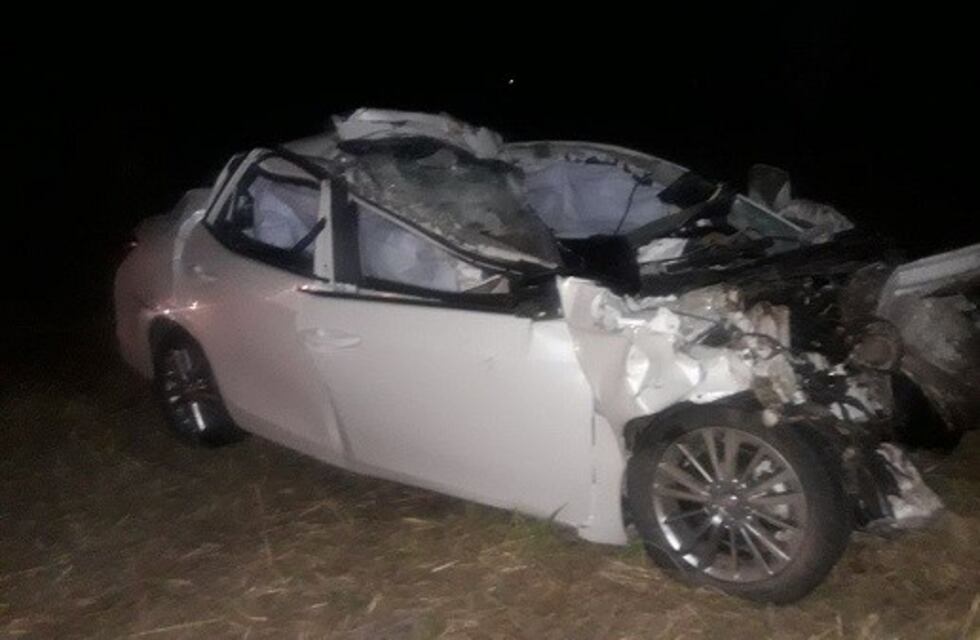 Un muerto al chocar un auto contra el acoplado de un camión