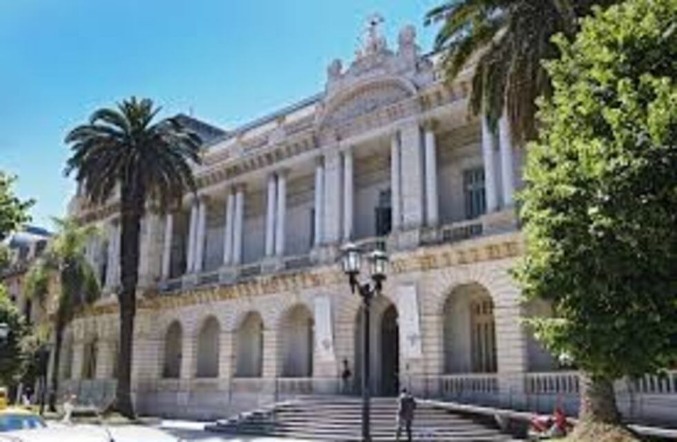 Delincuentes redujeron y maniataron al personal de seguridad de la Facultad de Derecho para robarles