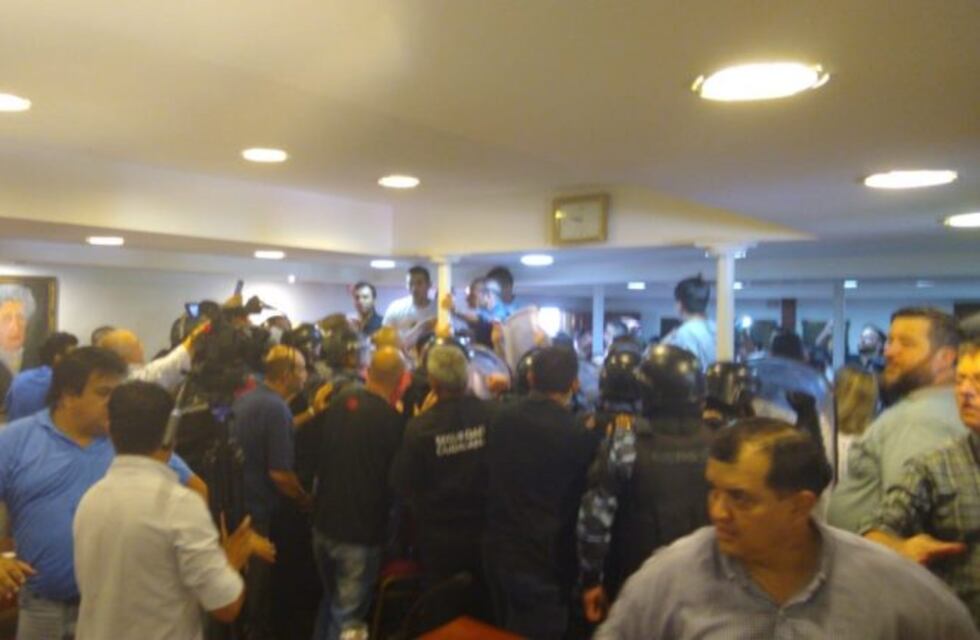 Manifestantes arremetieron violentamente contra autoridades del Concejo Deliberante