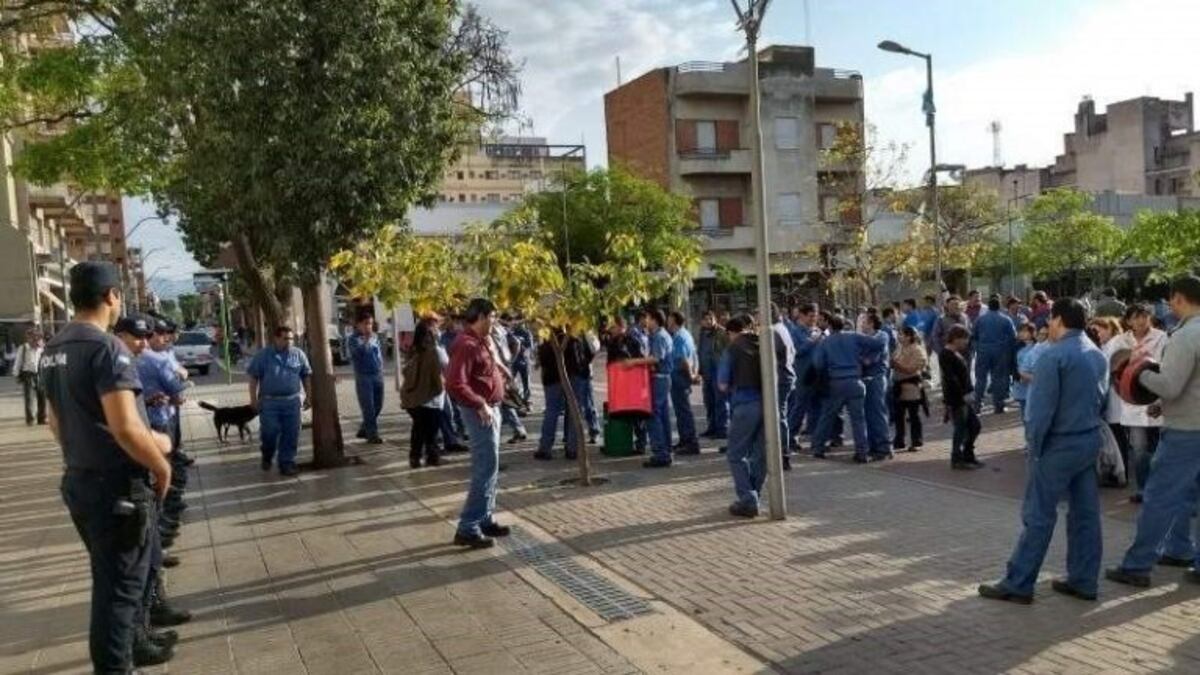 Despedidos de la fábrica Alpargatas se movilizarán a la Casa de Gobierno (Foto: El Esquiú)