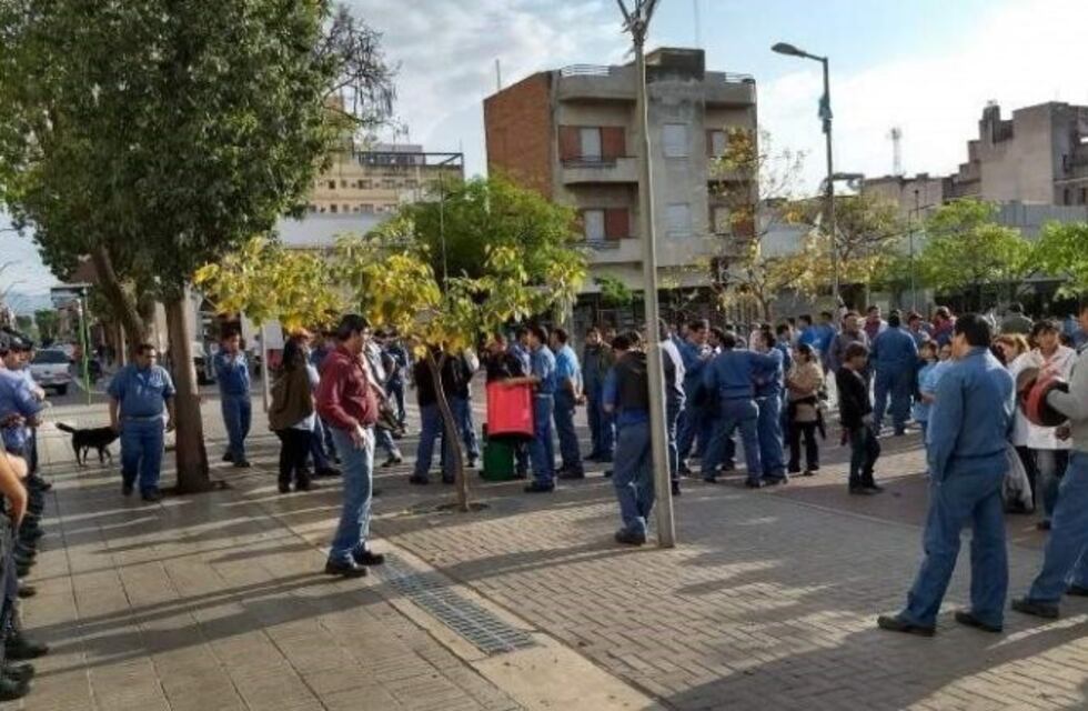Despedidos de la fábrica Alpargatas se movilizarán a la Casa de Gobierno
