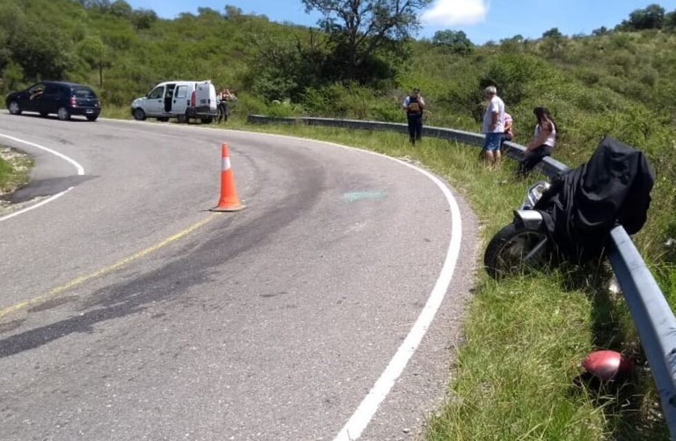 Una Kangoo y una moto chocaron en el Camino del Observatorio