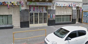 El docente denunciado se desempeñaba en el nivel inicial del Colegio del Sol, ubicado en Francia al 1000\u002E (Google Street View)