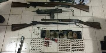 Hallan dos bolsos con armas que estarían vinculados a Humberto Monteros, el detenido líder de UOCRA-Bahía Blanca\u002E (Fotos: Clarín)