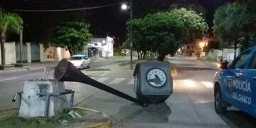 Derribaron uno de los relojes de la ciudad en un accidente vial\u002E (Web)\u002E