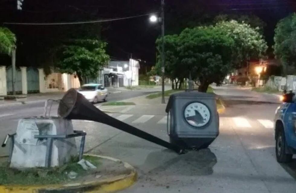 Derribaron uno de los relojes de la ciudad en un accidente vial