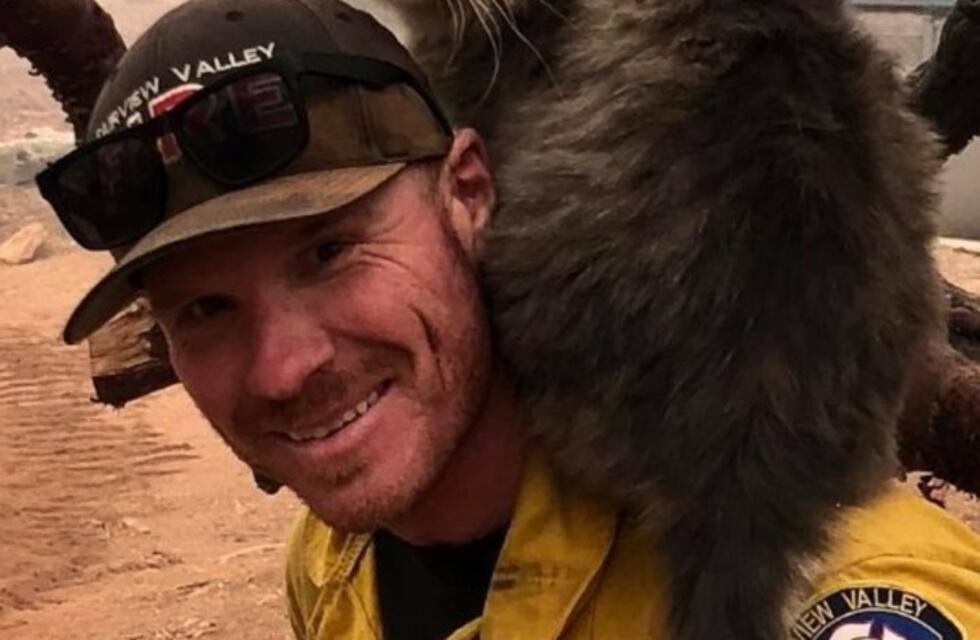 Incendio en California: un bombero rescató a una gata que no se le quiere despegar