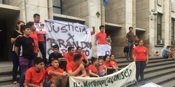 Protesta realizada en diciembre en los Tribunales provinciales de Rosario para exigir justicia por el homicidio de Brandon Cardozo\u002E (@Gbelluati)