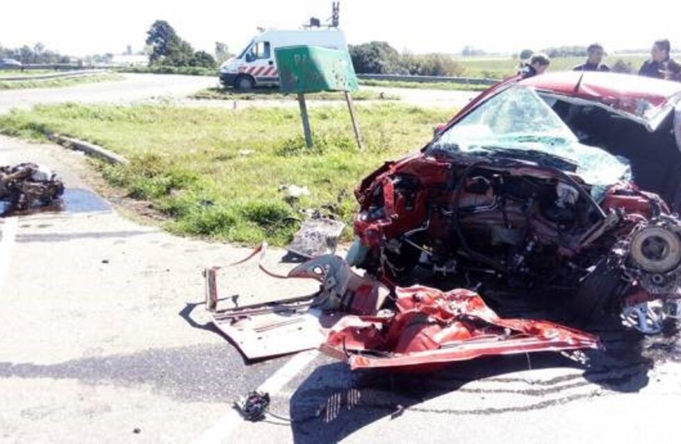 Grave accidente sobre el puente de Ruta 51: un auto quedó destruido al impactar contra un camión de bobinas