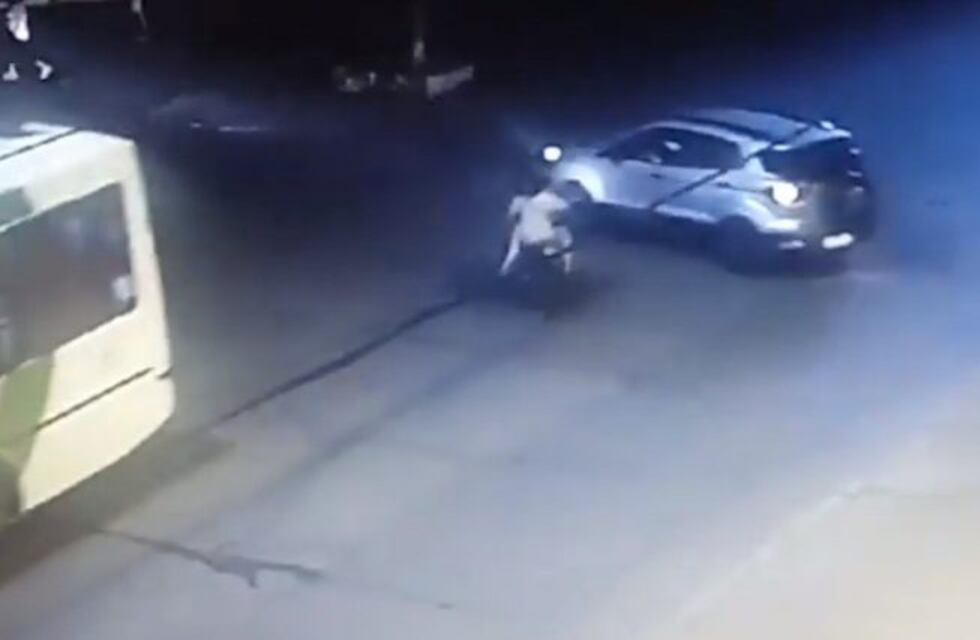 Así fue el violento choque entre una moto y un auto a la altura de Plaza Italia