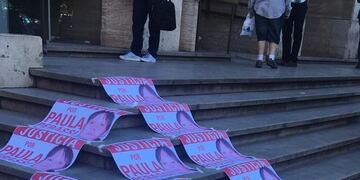 Familiares de la mujer buscada desde 2011 protestaron en los Tribunales provinciales\u002E (@gbelluati)