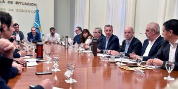 Arcioni se reunió junto su gabinete para analizar los reclamos a Nación con respecto a la devolución de tierras ocupadas por la Armada\u002E